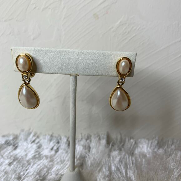 Vintage Jewelry - Vintage Pearl Tear Drop Earrings Gold Clip On